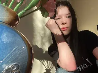 BettyDraperr jasmine toy hd