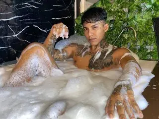 DrakeLyles camshow ass real