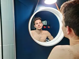 MassimoSanchez show naked ass