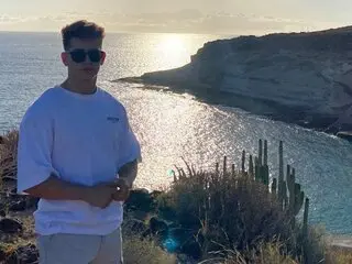 OliverJune webcam naked ass