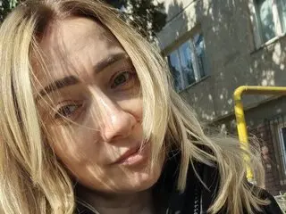 YasmineIzza show jasmin toy
